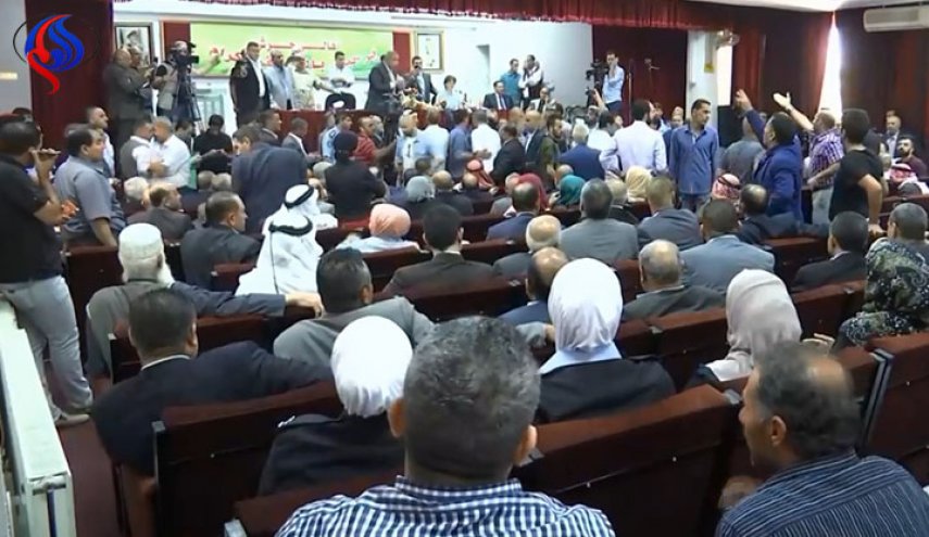 طرد الفريق الوزاري الاردني بعد مشادات كلامية مع مواطنين في جرش