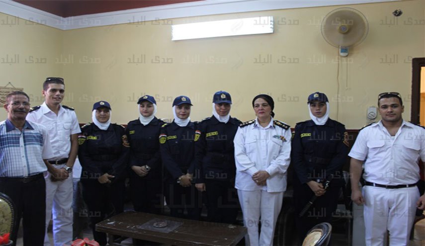 الشرطة النسائية المصرية في محيط المدارس بأول أيام الدراسة