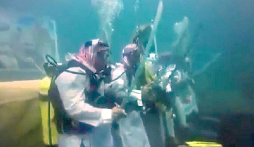  السعودية تحتفي باليوم الوطني في اعماق البحر!!