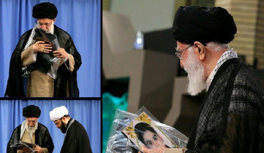 بوسه رهبر انقلاب بر پیراهن شهید خردسال اهواز + عکس