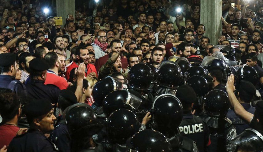 اردنی‌ها علیه قانون «مالیات بر درآمد» تظاهرات کردند