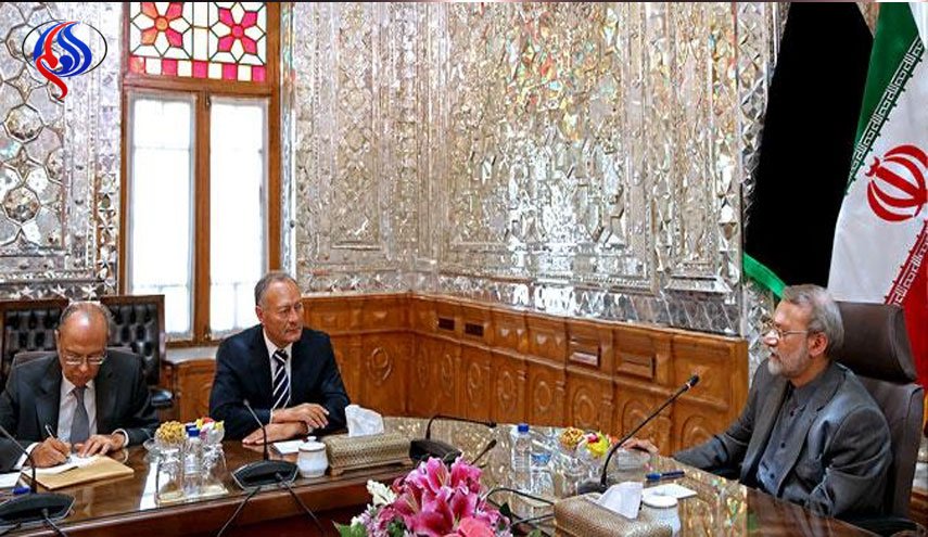 آمریکا به جای مبارزه با تروریسم با آن بازی می‌کند!