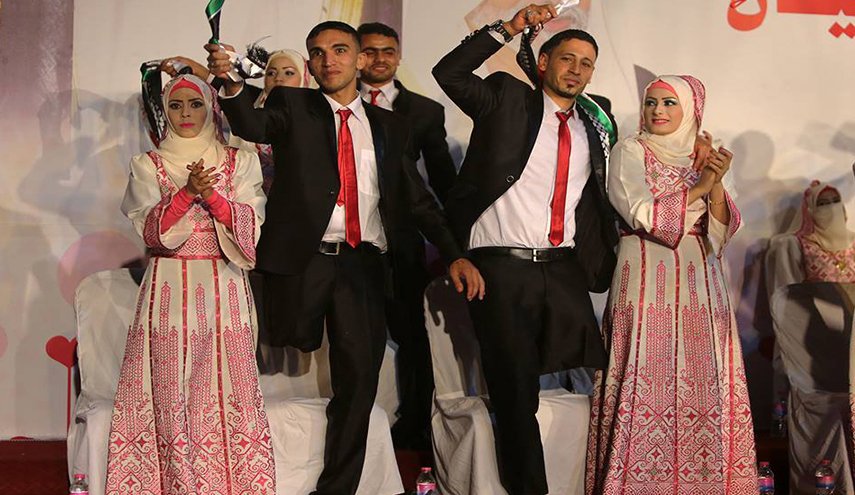بالصورة: 3 شقيقات يتزوجن بعُرسان مبتوري الأقدام 