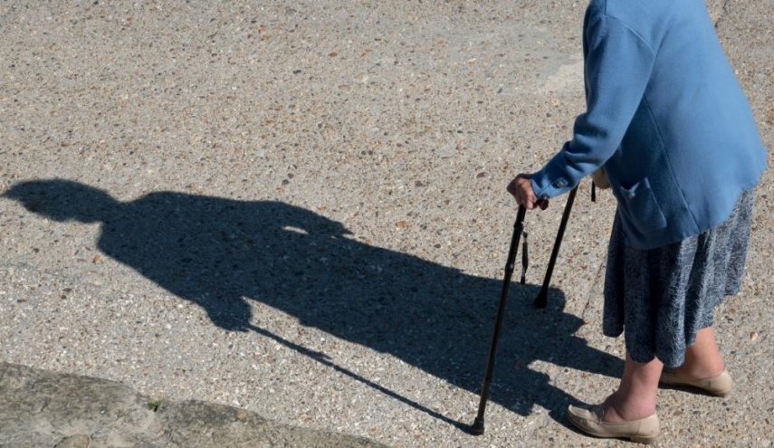 عجوز ألمانية تحتفظ بجثة زوجها عاما ونصف العام