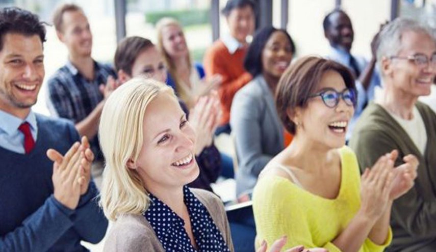 جامعة بريطانية تمنع “التصفيق”داخل الحرم الجامعي والسبب لا يصدق!