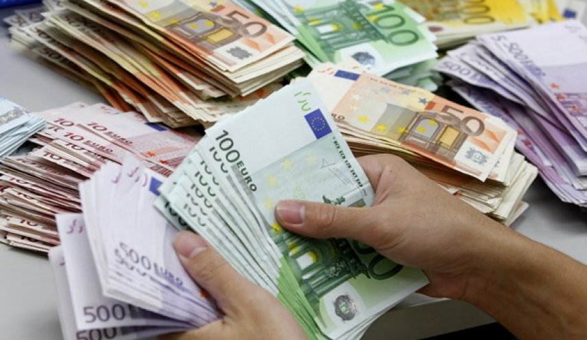 شرطة طهران توقف 147 شخصا بتهمة التلاعب بالعملة والذهب