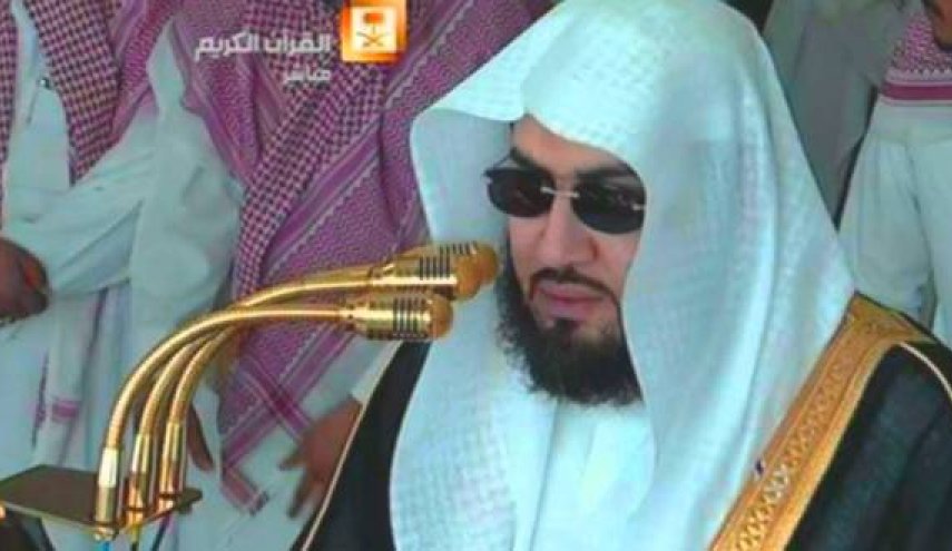 السعودية تمنع بندر بليلة من التدريس وإمامة الحرم المكي