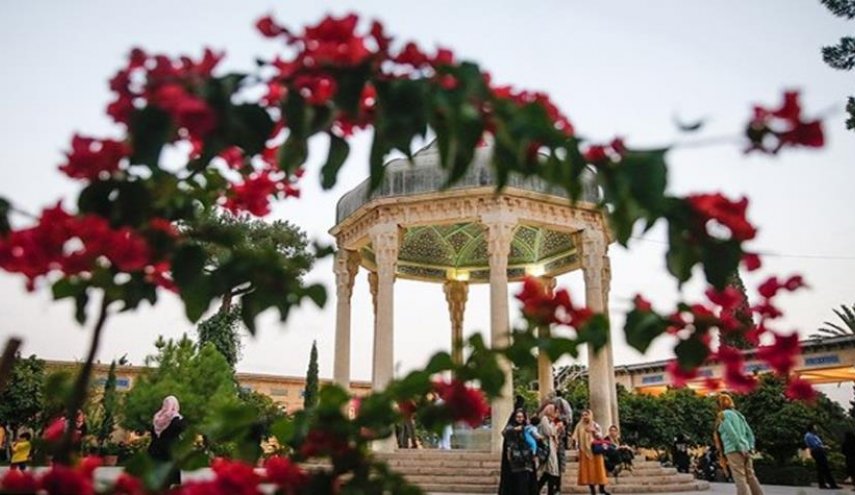 زيارة السياح مقبرة حافظ الشيرازي
