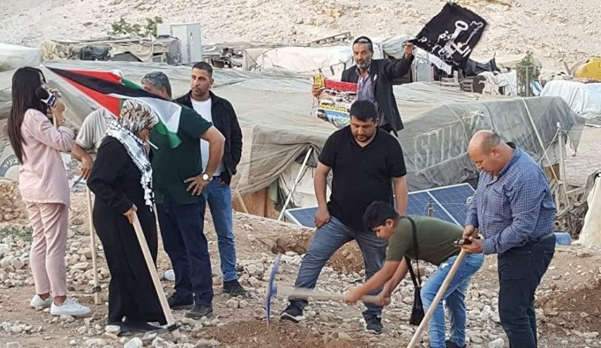 الإحتلال يؤجل إخلاء منطقة الخان الأحمر لإجراء 