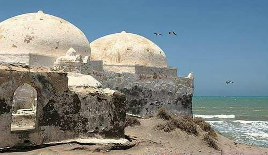 شاهد.. مرتزقة السعودية يفجرون مسجدا تاريخيا بالحديدة