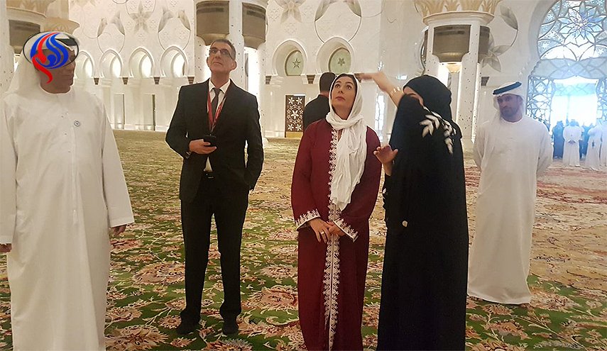 إبن زايد يضع مساجد المسلمين تحت اقدام الاسرائيليين