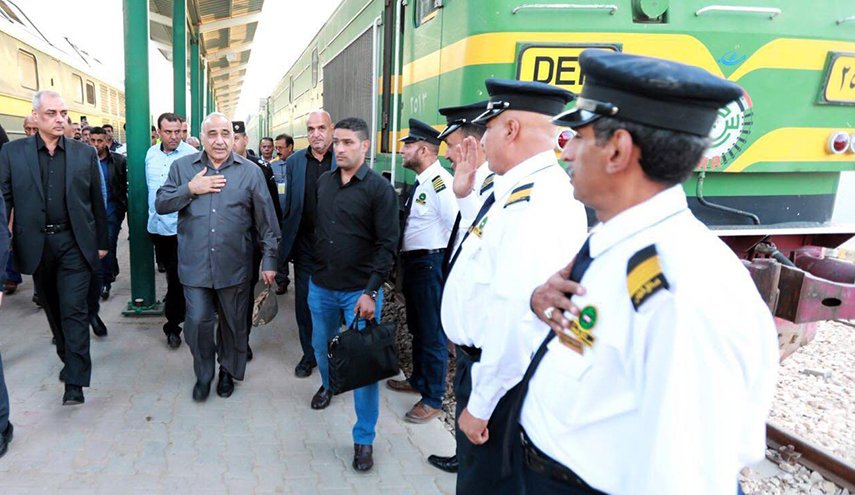 رئيس وزراء العراق يشارك الزائرين سيراً على الأقدام في محور بابل
