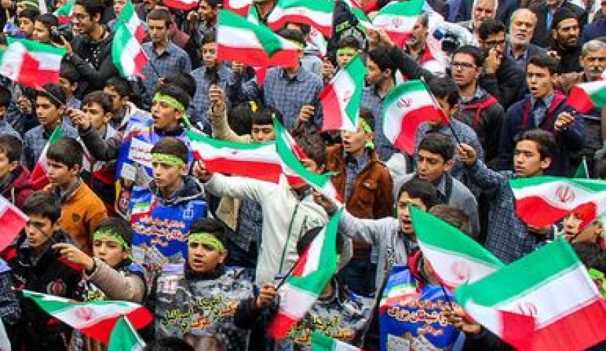 آغاز راهپیمایی مردم و دانشجویان در روز ملی «مبـارزه با اسـتکبار»/ طنین‌انداز شدن فرياد «مرگ بر آمریکا» در کشور