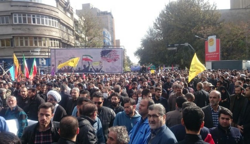 سیل جمعیت همچنان به سمت لانه جاسوسی سابق آمریکا در حرکت است