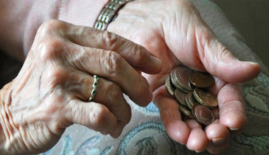 عجوز ارتكبت 700 عملية سرقة 