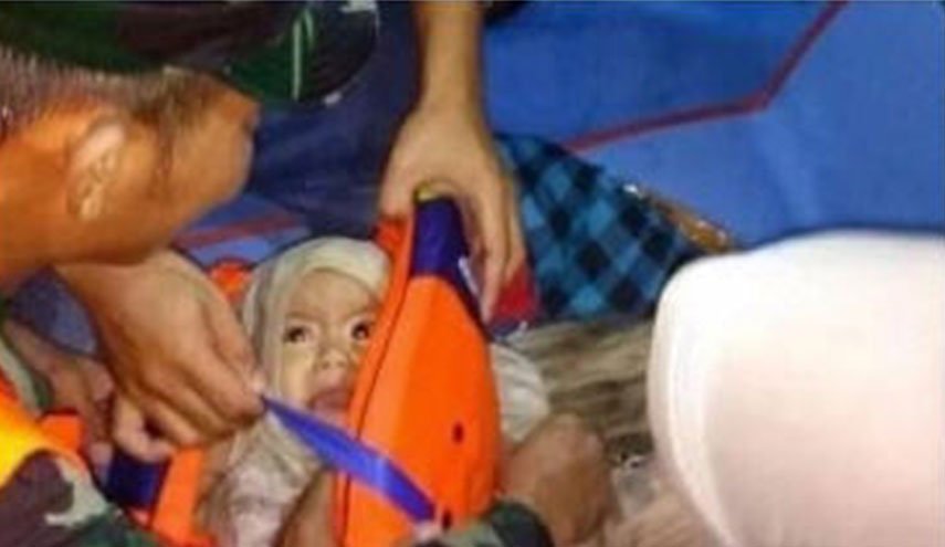 تداول صورة لانقاذ رضيع من مياه البحر فى أندونيسيا.. ومغردون: أحد ضحايا الطائرة!!