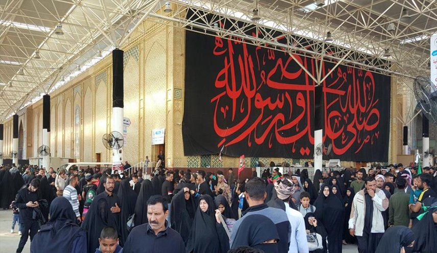 حرم أمير المؤمنين (ع) يشهد جموع الناس للتعزية بوفاة الرسول الأكرم (ص)