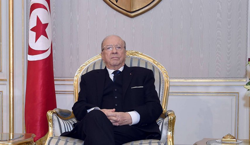السبسي يلوح بالاستقالة على خلفية أزمة التعديل الوزاري