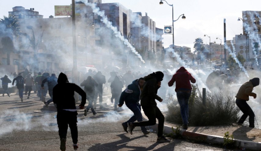 إصابة فلسطينيين باقتحام قوات الإحتلال قرية في الضفة


