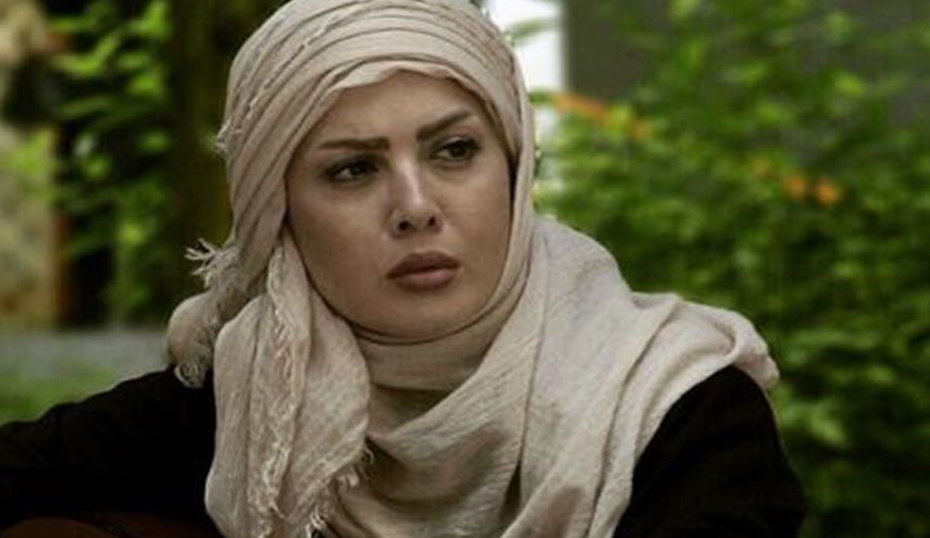 شاهد: ممثلة إيرانية تشهر السلاح..والسبب؟