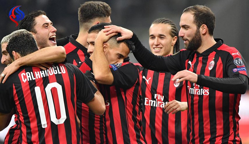 ميلان يقلب تأخره أمام بارما الى فوز 2-1