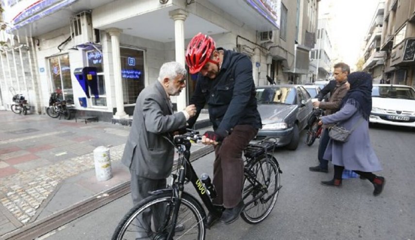 «حناچی» با دوچرخه به محل کار خود رفت+عکس