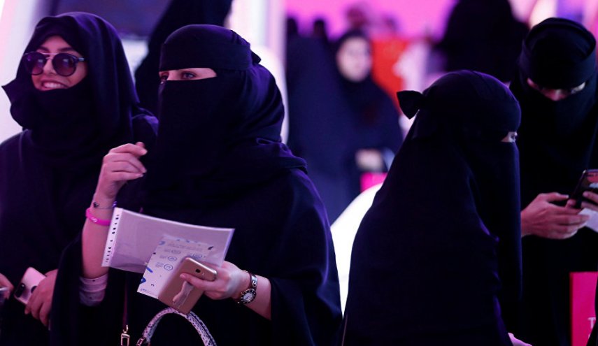 حديث داعية مع موديل سعودية على الهواء مباشرة يثير ضجة عارمة !