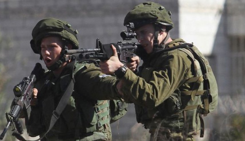 بالصورة..مراسل قناة المنار يستفز جنود الإحتلال من مسافة الصفر!