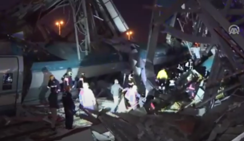 7 قتلى و 43 جريحا حصيلة حادث اصطدام قطار بجسر في أنقرة