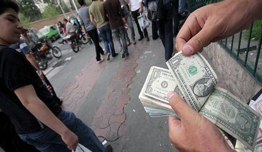 ترفند جدید دلال‌ها برای خرید دلار‌های خانگی