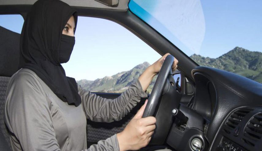 هكذا تعامل سعودي مع زوجته لمنعها من القيادة!
