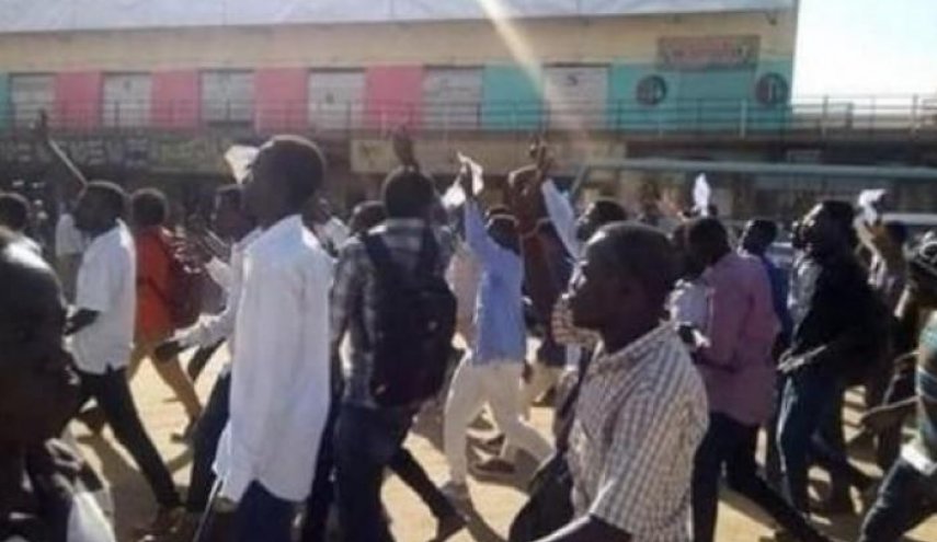 مقتل 5 محتجين سودانيين واعلان حال الطوارئ في 4 مدن