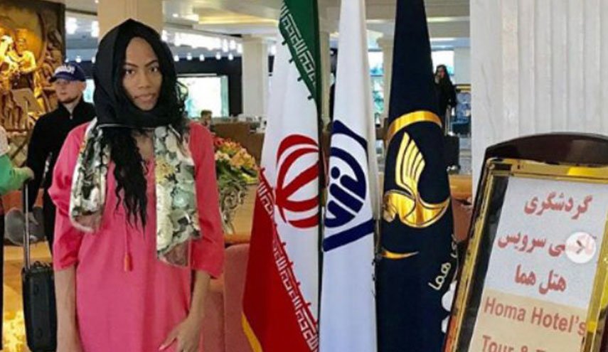  قصة فنانة أميركية وهبوط إضطراري لطائرتها في ايران! 