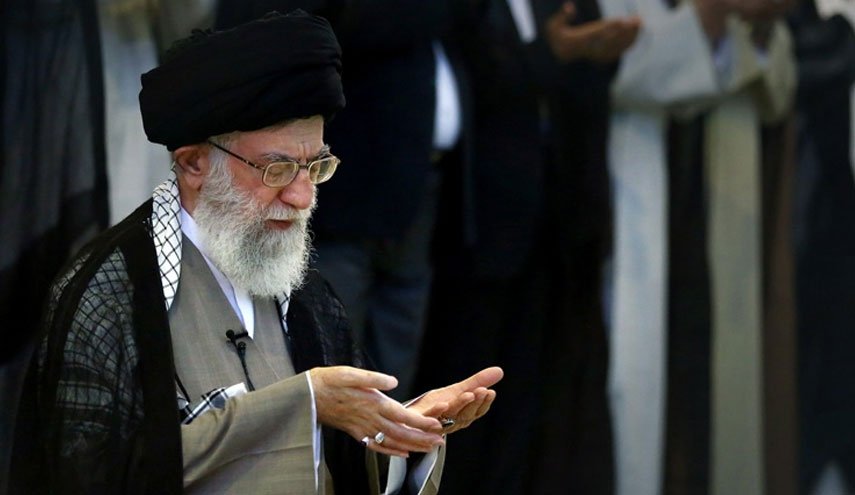 رهبر انقلاب بر پیکر آیت الله شاهرودی نماز اقامه می کنند