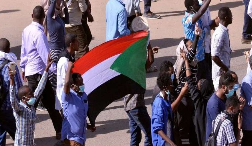 اشتباكات بين الأمن ومحتجين حاولوا الوصول للقصر الرئاسي بالخرطوم