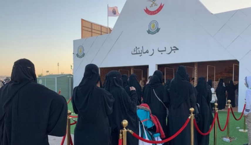بالصور.. سعوديات يتدربن على الرماية في 