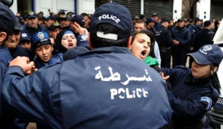 جزائريون يرشقون وفدا حكوميا في المسيلة شرقي البلاد
