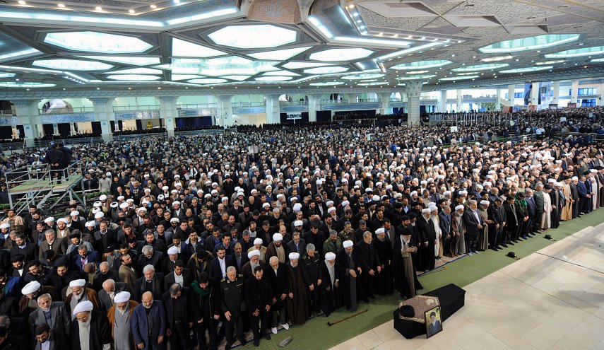 تصاویر اقامه نماز مقام معظم رهبری بر پیکر مرحوم  آیت الله هاشمی‌شاهرودی