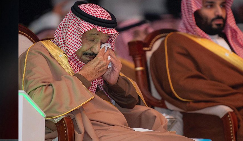 من يعزل الآخر الملك ام ابنه؟ 