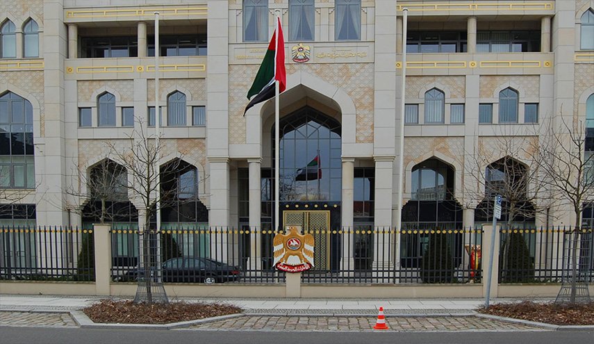 موقع إسرائيلي يعلق على إعادة أبو ظبي لسفارتها بدمشق