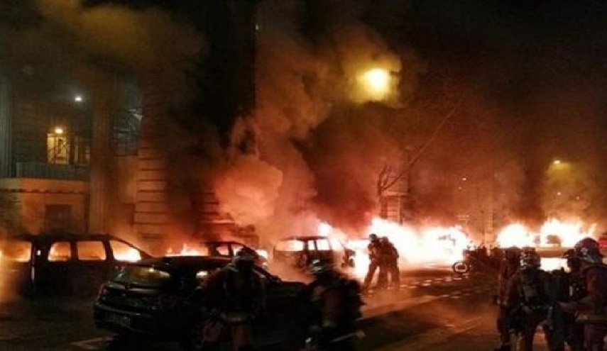 اندلاع حريق في عدد من السيارات يعطل حركة المرور في باريس!