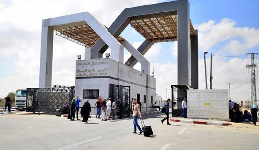کارمندان تشکیلات خودگردان از گذرگاه رفح خارج می‌شوند