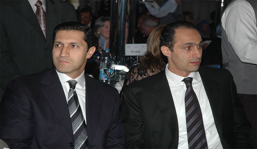 ​​​​​​​لواء يهدد علاء مبارك اخلاء الكبينة بالقوة الجبرية