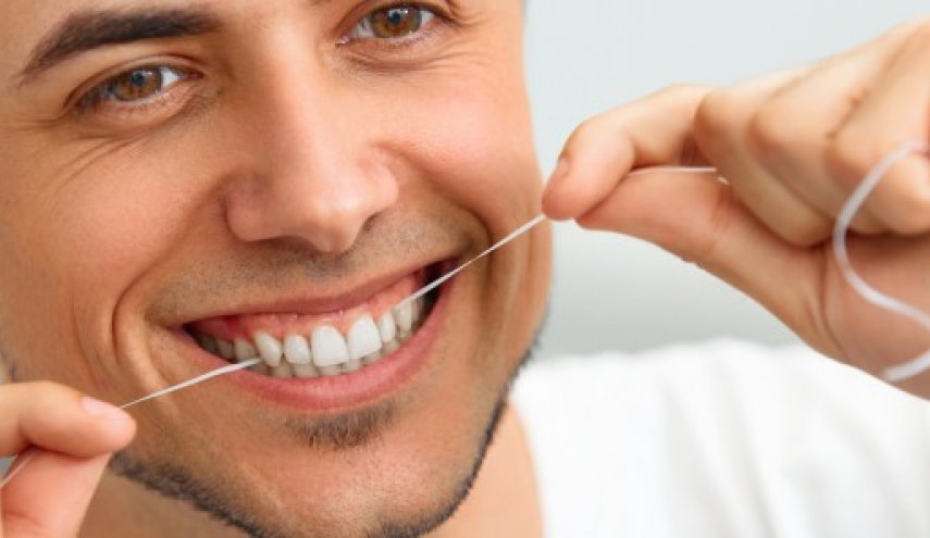 علماء يحذرون من خطر استخدام خيط تنظيف الأسنان
