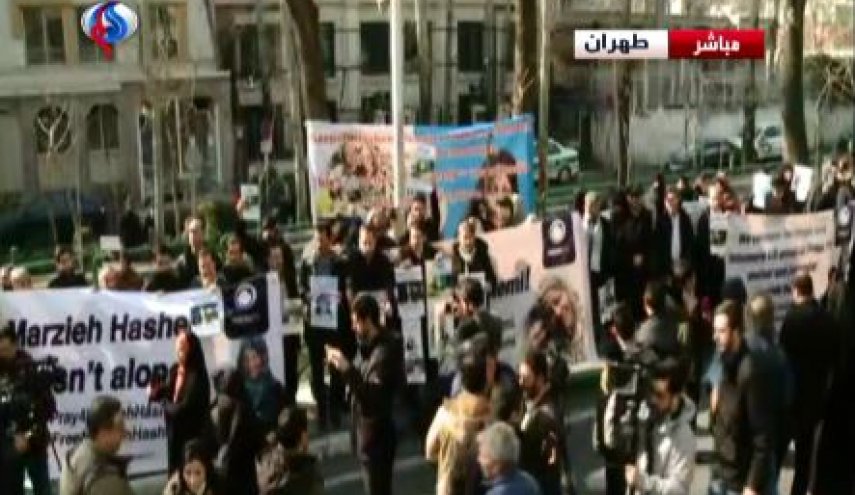 برگزاری تجمع اعتراض آمیز به دستگیری 'مرضیه هاشمی'، مقابل دفتر سازمان ملل در تهران

