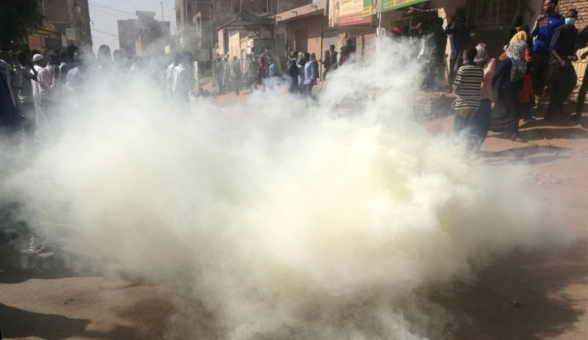  البشير يفرّق «مواكب القصر».. قمع الداخل طريق إلى الخارج