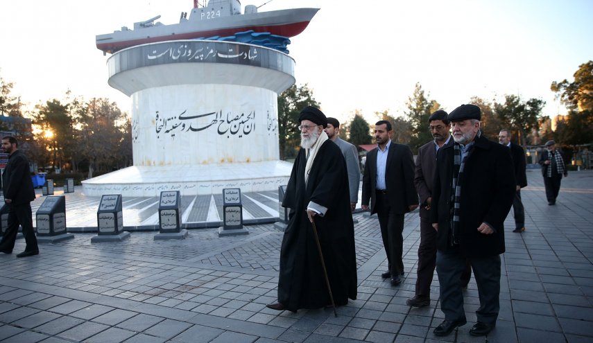حضور رهبر انقلاب بر سر مزار شهدای «عملیات مهندسی»