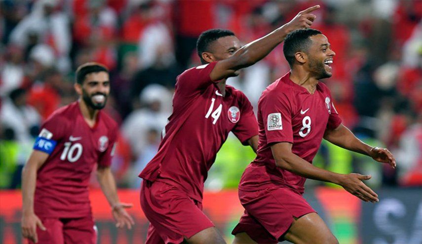 الإمارات تحتجز بريطانيا ارتدى قميص قطر في كأس آسيا!