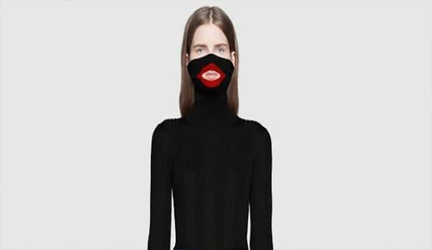 بلوزة عنصرية مثيرة للجدل.. 
