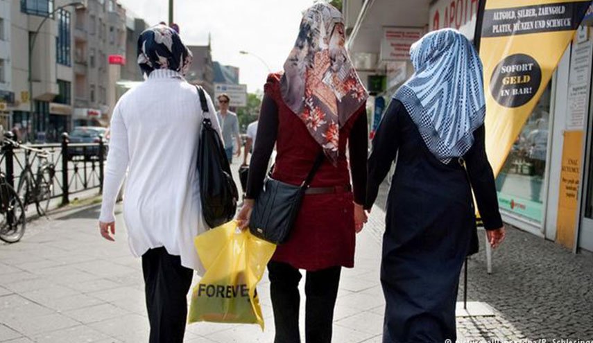 بينهن شابتان سوريتان.. اعتداء عنصري على 3 محجبات في برلين